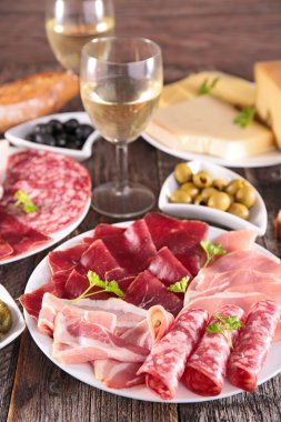 Salam, domuz pastırması ve ekmek