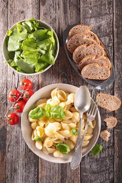 Macarrão, salada e pão com tomate — Fotografia de Stock