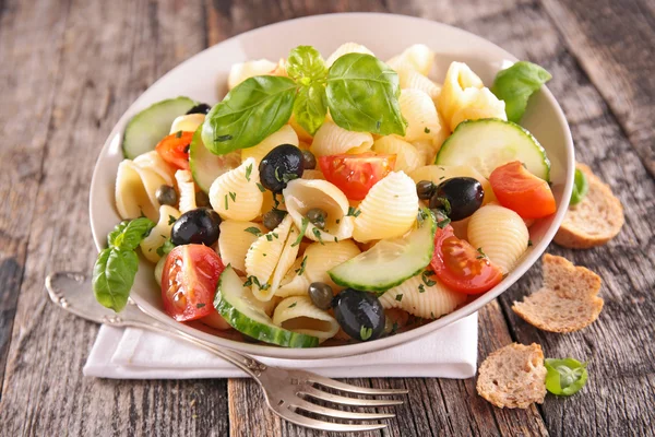 Ensalada de pasta con aceitunas negras — Foto de Stock