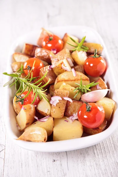 Ψητή πατάτα και τις ντομάτες με δεντρολίβανο — Φωτογραφία Αρχείου