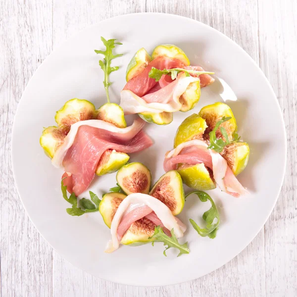 Ensalada de higo y jamón sobre blanco — Foto de Stock