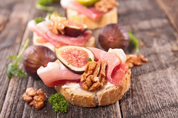 Brot mit Käse, Feigen und Schinken — Stockfoto