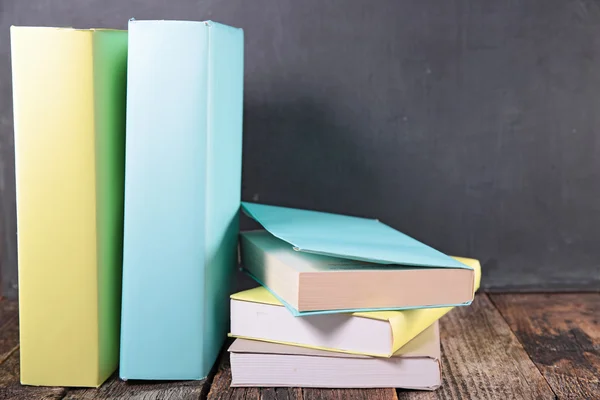 Verschillende boeken en schoolbord — Stockfoto