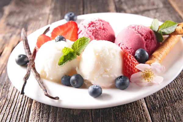 Palle di gelato con bacche — Foto Stock