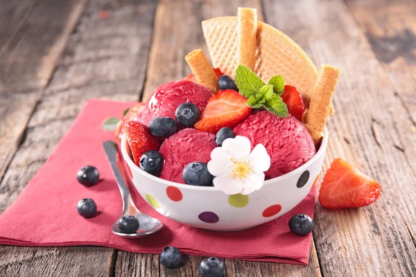 果実とアイスクリームのボール — ストック写真