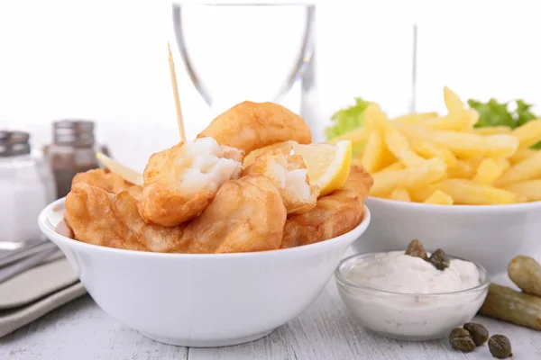 Pescado y patatas fritas en plato blanco — Foto de Stock