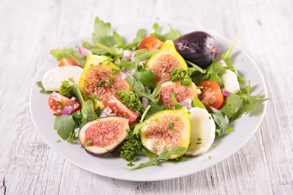 Ensalada de verduras con higo fresco —  Fotos de Stock