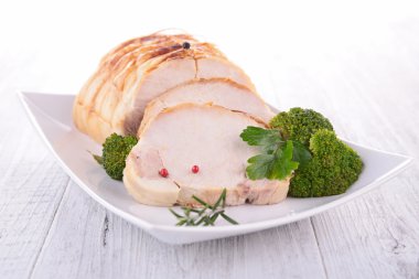 Rosto et beyaz tabağa dilimlenmiş