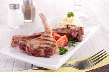 Kuzu pirzolası dilimlenmiş domates ile