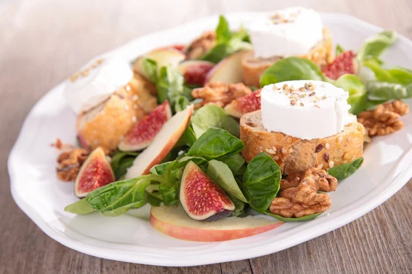 Salada com pão e queijo — Fotografia de Stock