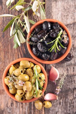 Yeşil ve siyah zeytin