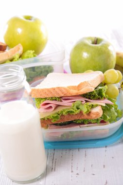 Sandviç ve süt şişesi