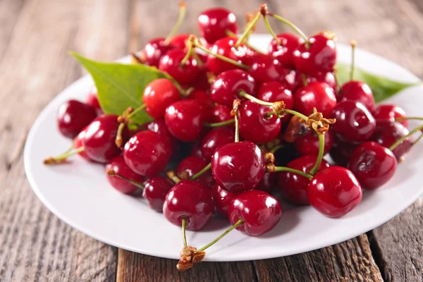 Cerezas rojas frescas —  Fotos de Stock