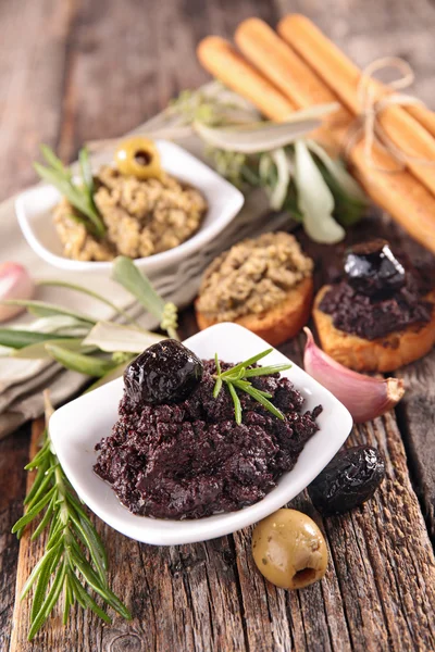 Розтягування маслинного тапенаду, закуска — стокове фото