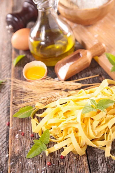 Macarrão tagliatelle cru com ingredientes — Fotografia de Stock