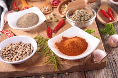 Çeşitli baharatlar ve otlar