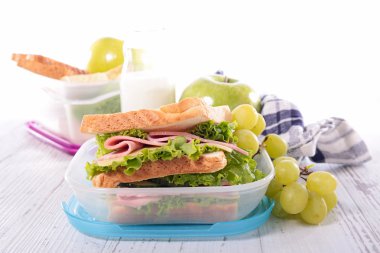 Sandviç ve süt şişesi