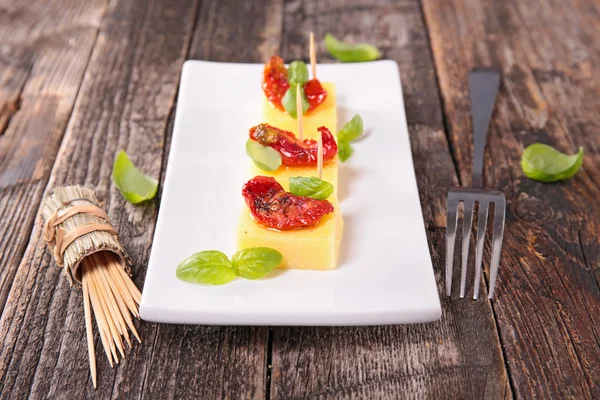 Canapé con polenta y tomate —  Fotos de Stock