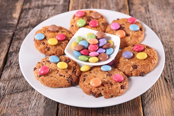 Soubory cookie s bonbony lentilky — Stock fotografie