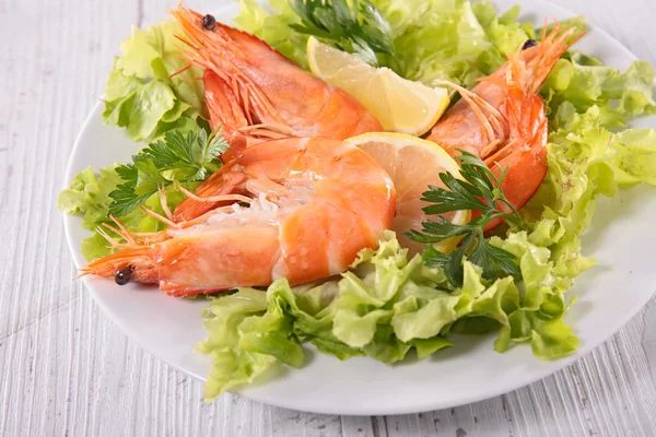 Sallad med räkor och örter — Stockfoto