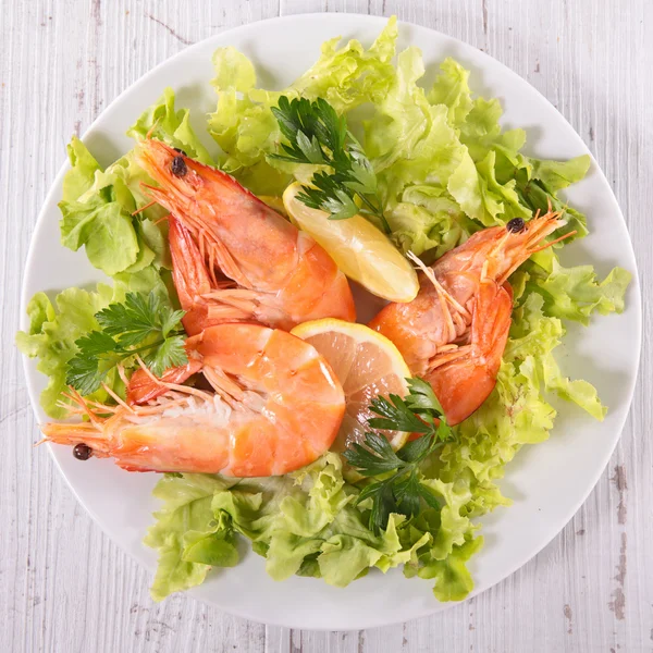 Sallad med räkor och örter — Stockfoto