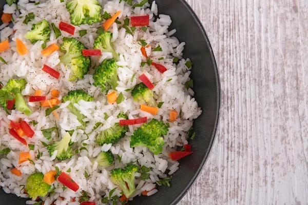 Ris med grönsaker, vegetarisk måltid — Stockfoto