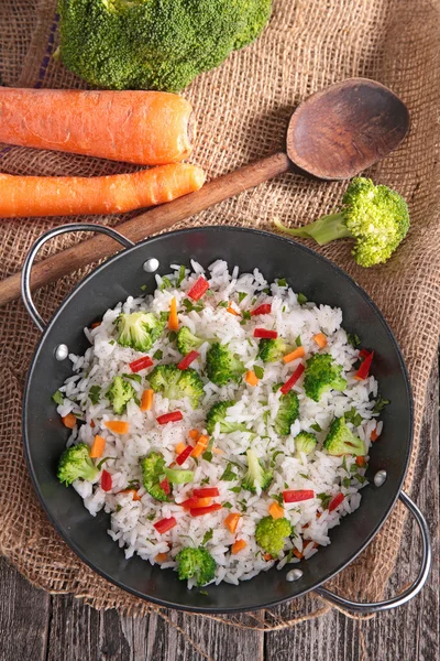 Reis mit Gemüse, vegetarische Mahlzeit — Stockfoto