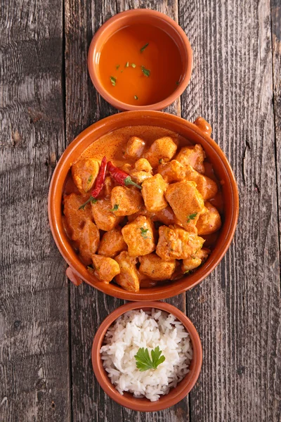 Poulet au curry avec sauce et riz — Photo