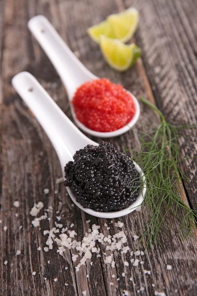 Caviar vermelho e preto fresco — Fotografia de Stock