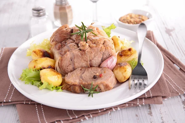 Roast veal and salad — Stock Photo, Image