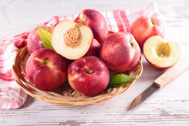 Taze şeftaliler sepette