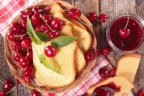 Cherry jam och bröd — Stockfoto