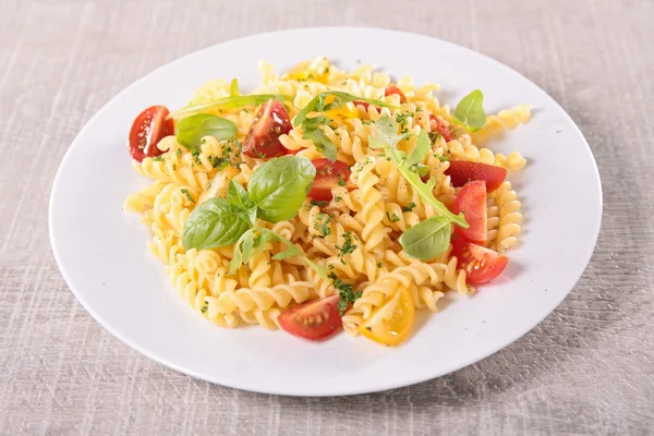 Ensalada de pasta con tomate y albahaca — Foto de Stock