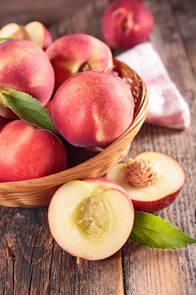 Fresh peaches in basket — Stock Photo, Image