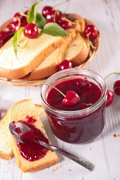 Cherry jam och bröd — Stockfoto