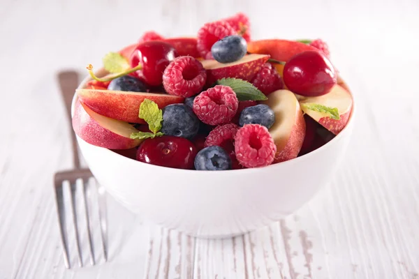 Tazón con frutas, ensalada —  Fotos de Stock