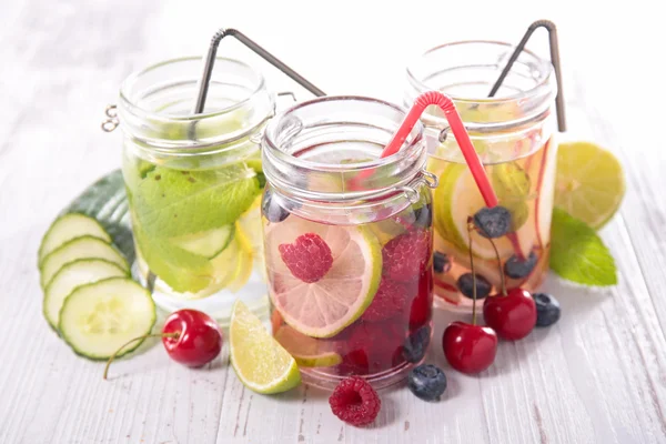 Detoxikační vodu s ovocem — Stock fotografie
