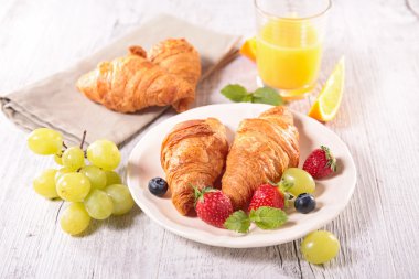 kruvasan ve meyve plaka üzerinde