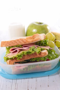 Okul Öğle Yemeği kutusu sandviç ile
