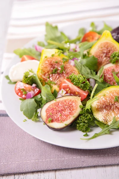 Vegetable salad with fresh fig — Stock Photo, Image