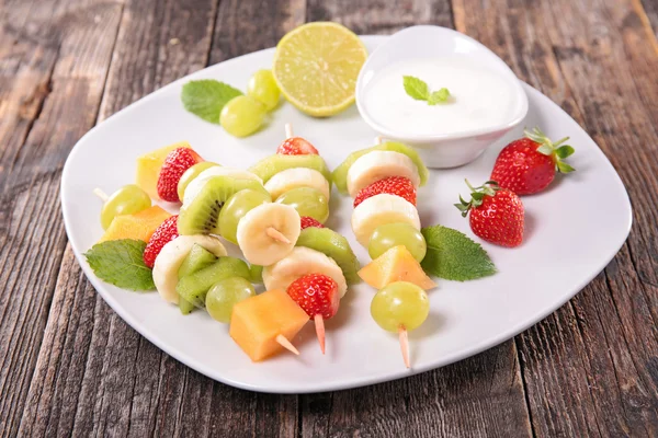 Świeże owoce i sosem jogurtowym — Zdjęcie stockowe