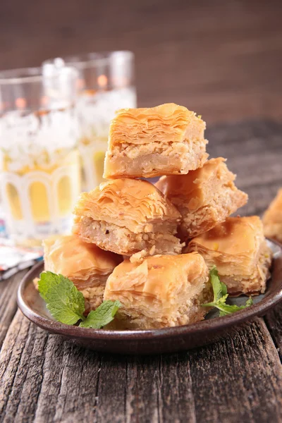 Baklava, orientalisches Dessert mit Tee — Stockfoto