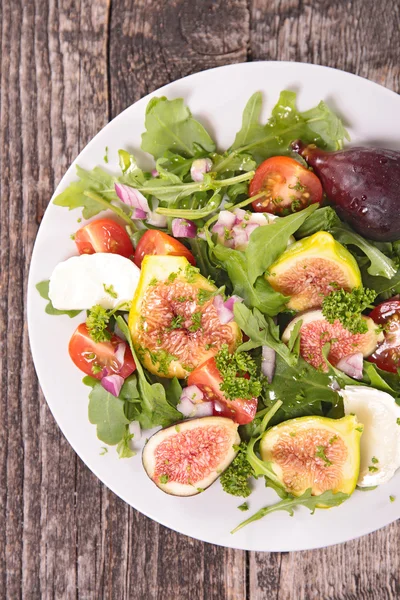 Taze incir ile sebze salatası — Stok fotoğraf