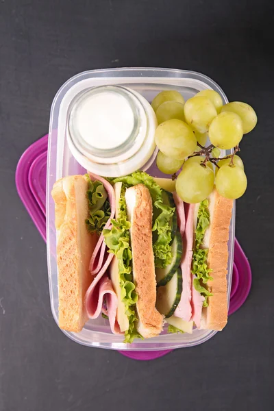 Skolan matlåda med smörgås — Stockfoto