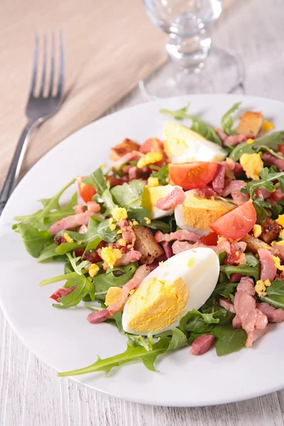 Салат з яйцем і беконом — стокове фото