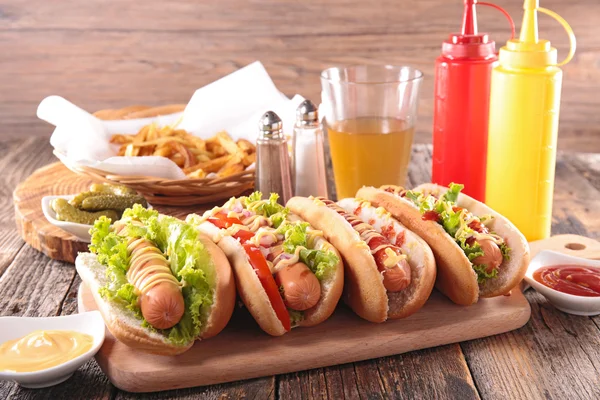 Cachorro-quente com batatas fritas — Fotografia de Stock