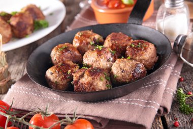 Kızarmış köfte ve malzemeler