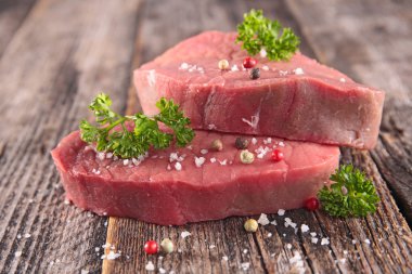 Baharat ile ham sığır eti