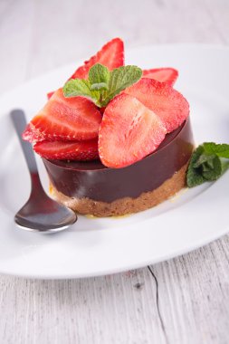 Çikolatalı kek ve çilek