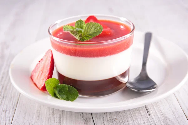 Läcker dessert med jordgubbar — Stockfoto